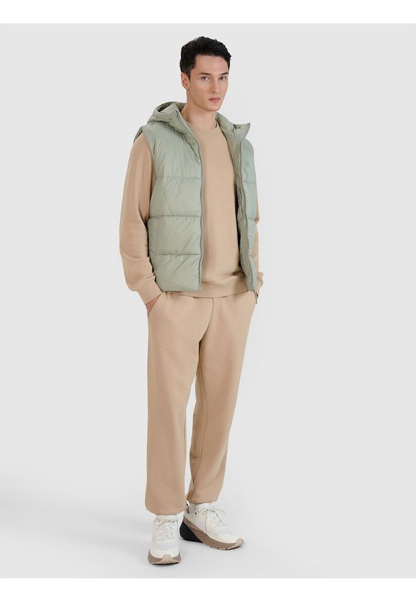 4f - 4F Bezrękawnik puchowy z wypełnieniem syntetycznym męski - oliwkowy M. Okazja: na co dzień. Typ kołnierza: kaptur. Kolor: oliwkowy, brązowy, wielokolorowy. Materiał: puch, syntetyk. Długość rękawa: bez rękawów. Długość: długie. Wzór: gładki. Styl: casual, klasyczny, sportowy
