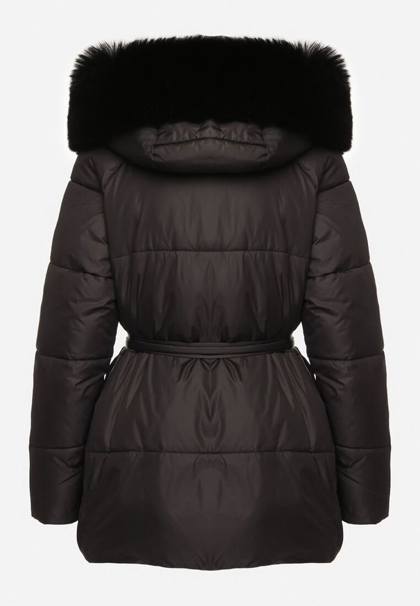 Born2be - Czarna Pikowana Kurtka z Kapturem i Odpinanym Futrem z Paskiem w Tali Siamirae. Okazja: na co dzień. Typ kołnierza: kaptur. Kolor: czarny. Materiał: futro. Styl: casual, elegancki