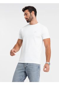 Ombre Clothing - Męski t-shirt SLIM FIT z elastanem i printem – biały V2. Okazja: na co dzień. Typ kołnierza: dekolt w serek. Kolor: biały. Materiał: elastan. Wzór: nadruk. Styl: casual