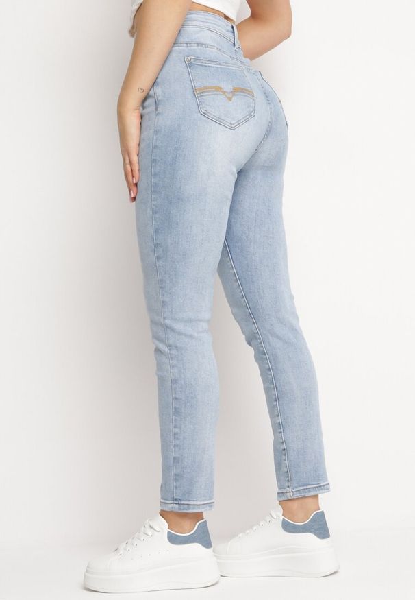 Born2be - Jasnoniebieskie Jeansy o Dopasowanym Fasonie z Regularną Talią i Przetarciami Arinle. Okazja: na co dzień. Kolor: niebieski. Styl: klasyczny, casual