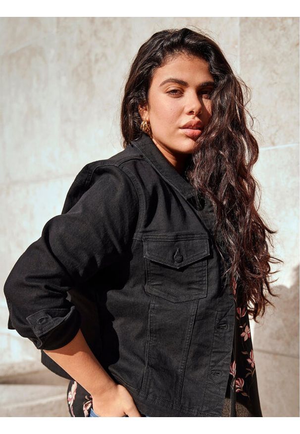 Kurtka jeansowa ONLY Carmakoma. Kolor: czarny. Materiał: jeans, bawełna