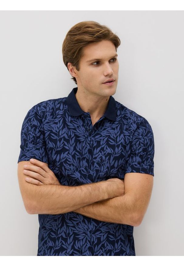 Reserved - Koszulka polo regular ze wzorem - granatowy. Typ kołnierza: polo. Kolor: niebieski. Materiał: dzianina, bawełna