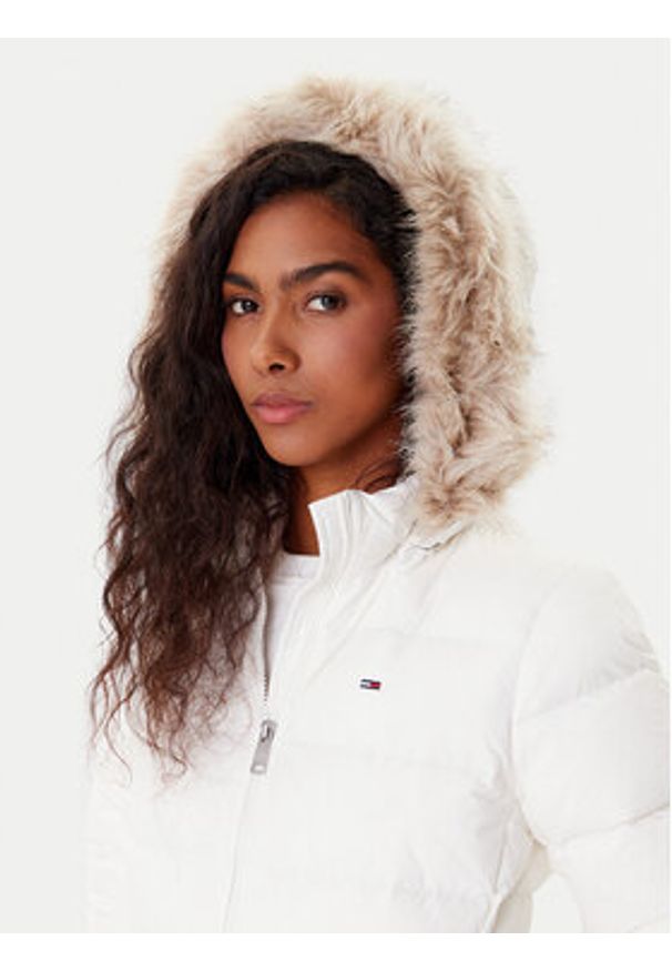 Tommy Jeans Kurtka puchowa Basic DW0DW18312 Biały Slim Fit. Kolor: biały. Materiał: syntetyk