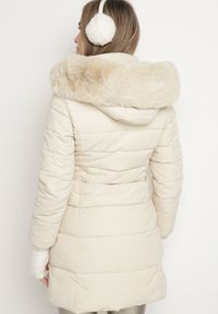 Born2be - Jasnobeżowa Pikowana Kurtka z Kapturem i Futerkiem z Możliwością Odpięcia Taralina. Okazja: na spacer, na co dzień. Typ kołnierza: kaptur. Kolor: beżowy. Materiał: futro. Styl: casual, klasyczny #5