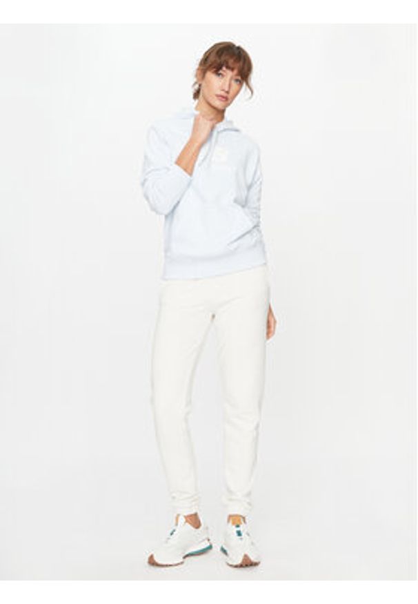 New Balance Bluza Essentials Stacked Logo Hoodie WT31533 Błękitny Regular Fit. Kolor: niebieski. Materiał: bawełna