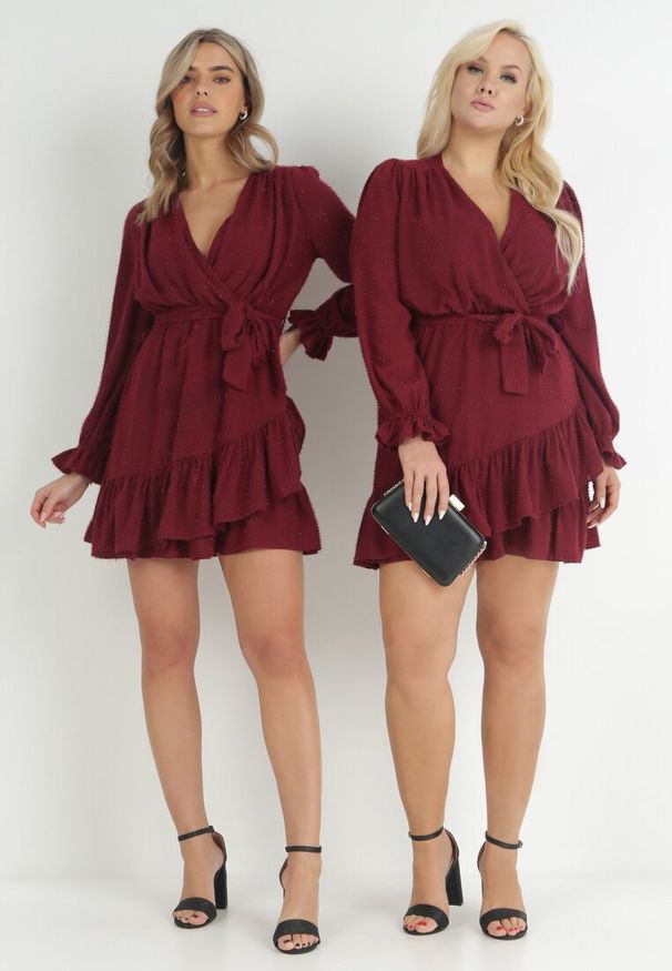 Born2be - Bordowa Sukienka Pronynome. Kolor: czerwony. Materiał: tkanina, guma. Wzór: aplikacja. Typ sukienki: kopertowe. Długość: mini