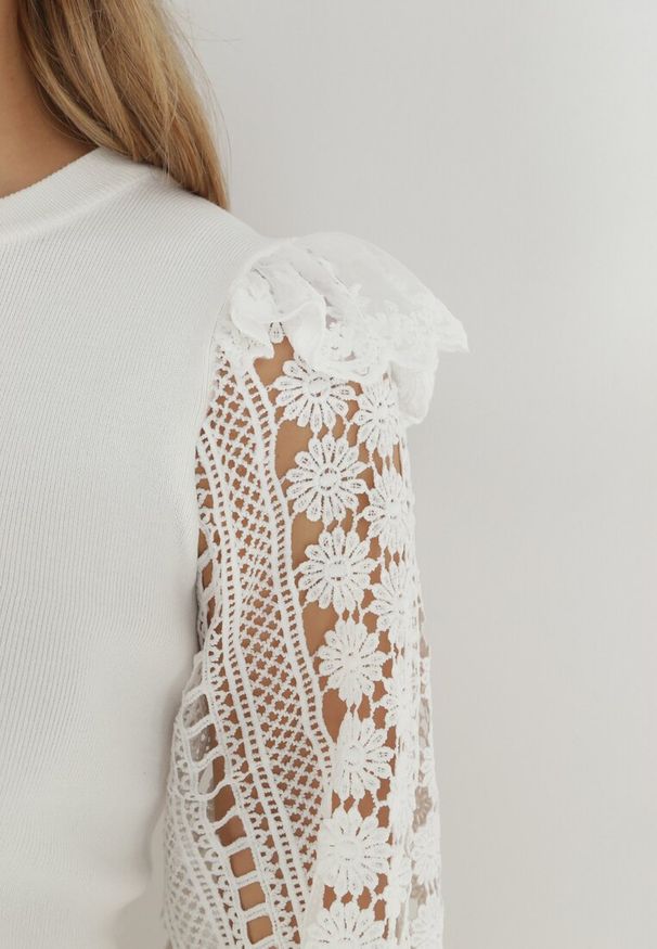 Born2be - Biały Sweter Elastyczny z Ażurowymi Rękawami Maonra. Kolor: biały. Materiał: dzianina, tiul, koronka. Wzór: ażurowy