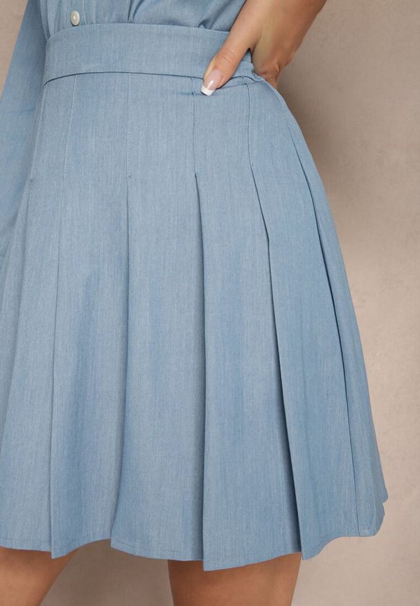 Renee - Niebieska Rozkloszowana Spódnica z Bawełny z Plisami Delamira. Okazja: na co dzień. Stan: podwyższony. Kolor: niebieski. Materiał: bawełna. Styl: casual, elegancki