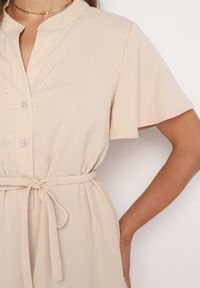 Born2be - Beżowa Sukienka Trapezowa z Koszulową Górą i Materiałowym Paskiem w Talii Vikiiona. Okazja: na spotkanie biznesowe. Typ kołnierza: dekolt w kształcie V. Kolor: beżowy. Materiał: materiał. Długość rękawa: krótki rękaw. Typ sukienki: trapezowe, koszulowe. Styl: biznesowy #4