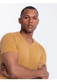 Ombre Clothing - Klasyczna męska bawełniana koszulka z dekoltem w serek BASIC – musztardowy melanż V19 - Rozmiar: S. Typ kołnierza: dekolt w serek. Kolor: żółty. Materiał: bawełna. Wzór: melanż, jednolity, ze splotem. Styl: klasyczny