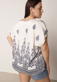 Born2be - Granatowa Wiskozowa Bluzka z Etnicznym Wzorem Melloshell. Okazja: na co dzień. Kolor: niebieski. Materiał: wiskoza. Styl: elegancki, casual #8