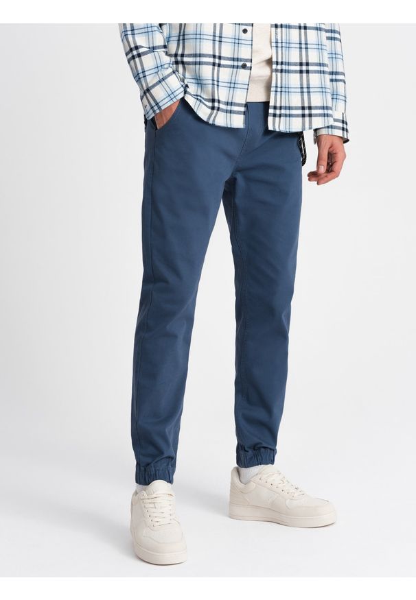 Ombre Clothing - Spodnie męskie materiałowe JOGGERY z ozdobnym sznurkiem - niebieskie V10 P908 - XL. Kolor: niebieski. Materiał: materiał