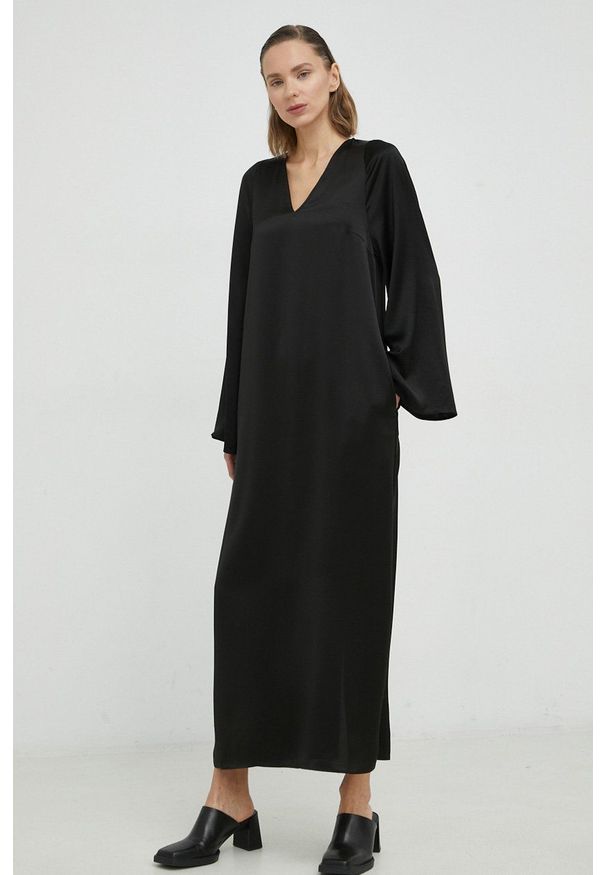 By Malene Birger sukienka Brynn kolor czarny maxi prosta. Okazja: na co dzień. Kolor: czarny. Materiał: tkanina, satyna, materiał, acetat. Długość rękawa: długi rękaw. Wzór: ze splotem. Typ sukienki: proste. Styl: casual. Długość: maxi
