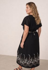 Born2be - Czarna Kopertowa Sukienka z Wiskozy Zdobiona Haftem i Wiązanym Paskiem Tasenea. Okazja: na co dzień. Kolekcja: plus size. Kolor: czarny. Materiał: wiskoza. Wzór: aplikacja, haft. Sezon: lato. Typ sukienki: kopertowe. Styl: elegancki, casual, boho #3