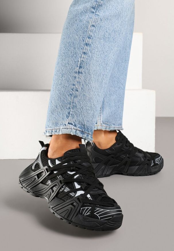 Born2be - Czarne Sneakersy z Geometrycznym Tłoczeniem Pollisse. Okazja: na co dzień. Kolor: czarny. Materiał: jeans. Wzór: geometria