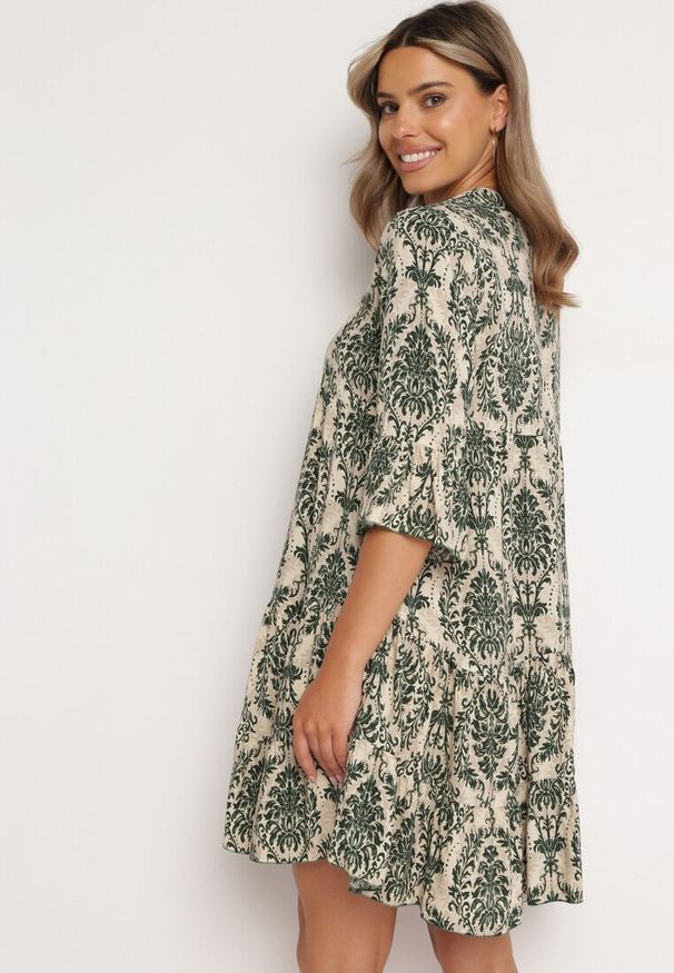 Born2be - Zielono-Beżowa Bawełniana Rozkloszowana Sukienka z Falbankami Miloa. Typ kołnierza: kołnierz z falbankami. Kolor: zielony. Materiał: bawełna. Typ sukienki: rozkloszowane
