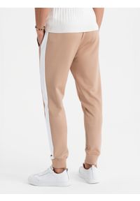 Ombre Clothing - Męskie dresowe spodnie joggery z kontrastowymi lampasami – beżowe V4 OM-PASK-0229 - XXL. Kolor: beżowy. Materiał: dresówka. Wzór: aplikacja. Styl: sportowy, retro #6