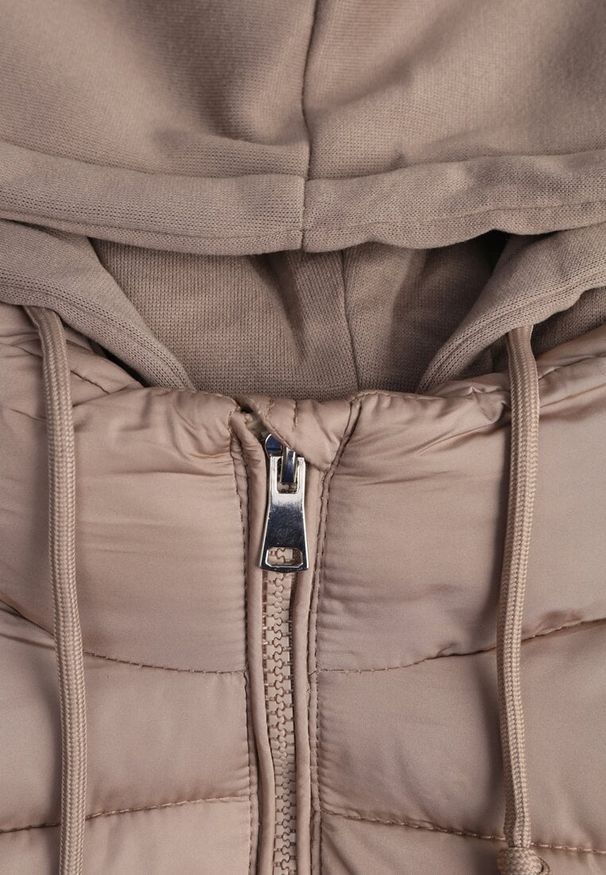 Renee - Jasnobeżowa Kurtka Pikowana Wykończona Kapturem Aviatoria. Okazja: do pracy. Kolor: beżowy. Materiał: dzianina, jeans