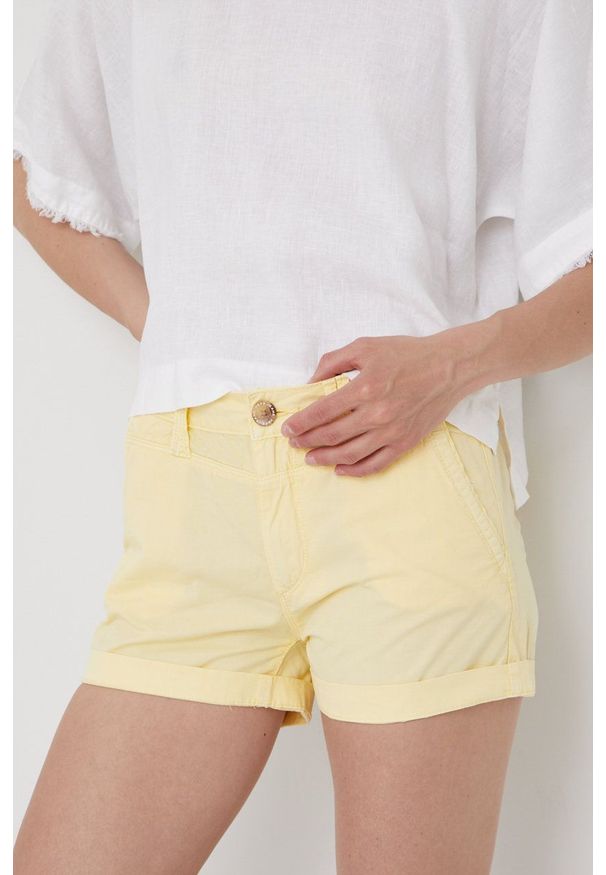 Pepe Jeans szorty bawełniane BALBOA SHORT damskie kolor żółty gładkie medium waist. Okazja: na co dzień. Kolor: żółty. Materiał: bawełna. Wzór: gładki. Styl: casual