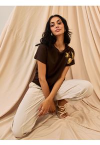 Sinsay - Bawełniana koszulka z haftem w kształcie muszli - brązowy. Kolor: brązowy. Materiał: bawełna. Wzór: haft #1