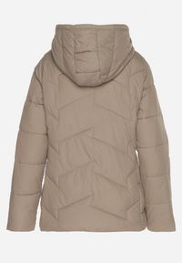 Born2be - Ciemnobeżowa Kurtka z Pikowanymi Przeszyciami i Odpinanym Kapturem Felanwen. Okazja: na co dzień. Kolor: beżowy. Materiał: jeans. Styl: sportowy, casual, elegancki #9