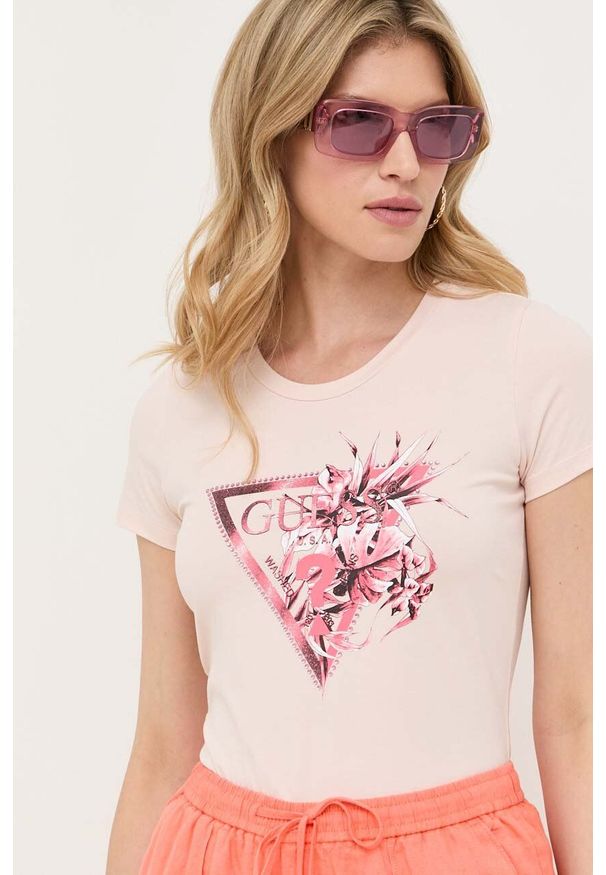 Guess t-shirt damski kolor różowy. Kolor: różowy. Materiał: bawełna. Długość rękawa: krótki rękaw. Długość: krótkie. Styl: klasyczny