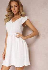 Renee - Biała Mini Sukienka z Odkrytymi Plecami Wykonana z Tkaniny Plumeti Telmolio. Typ kołnierza: kołnierz z falbankami. Kolor: biały. Materiał: tkanina. Sezon: lato. Długość: mini #5