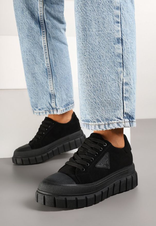 Born2be - Czarne Sneakersy Vices na Grubej Podeszwie z Geometryczną Aplikacją Leanae. Okazja: na co dzień. Zapięcie: sznurówki. Kolor: czarny. Materiał: jeans. Wzór: aplikacja, geometria