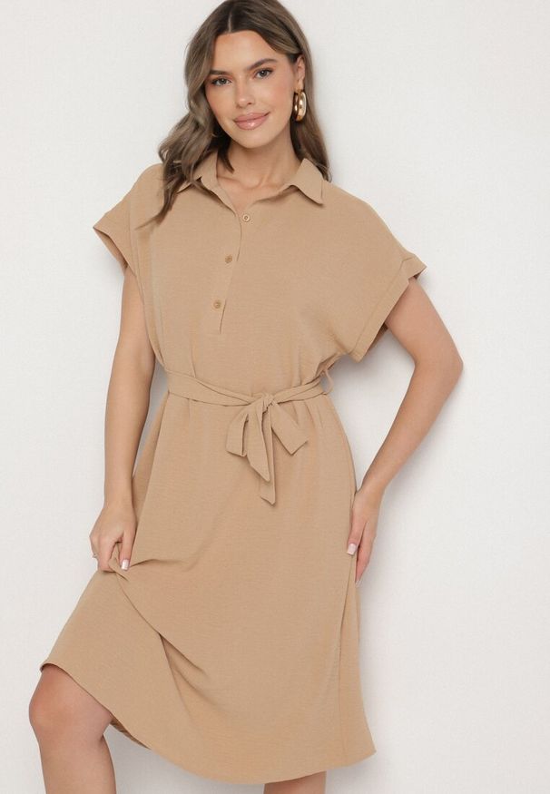 Born2be - Jasnobrązowa Sukienka z Bawełną i Ozdobnym Paskiem Savanire. Okazja: na co dzień. Kolor: brązowy. Materiał: bawełna. Typ sukienki: koszulowe. Styl: klasyczny, casual, elegancki