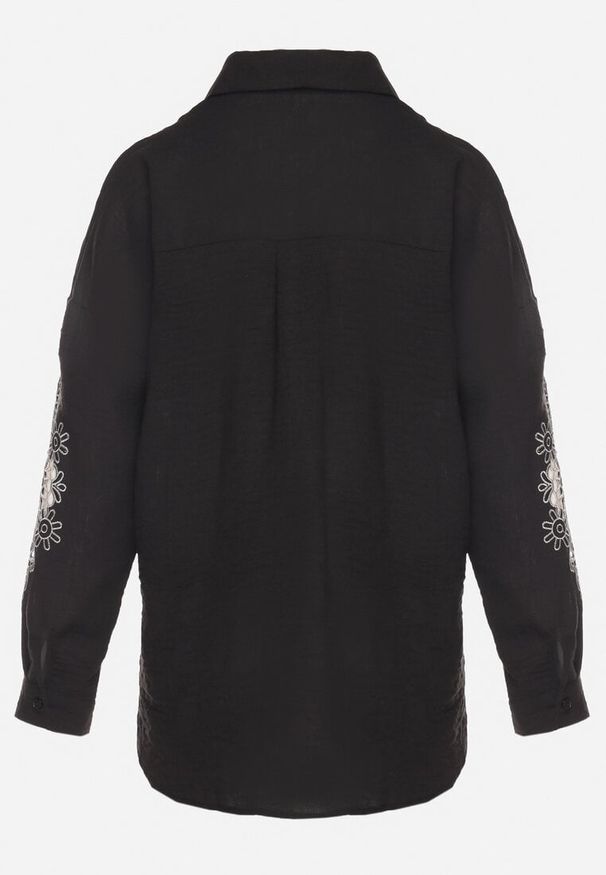 Born2be - Czarna Koszula o Kroju Oversize Zdobiona Haftem na Rękawach Dovorea. Okazja: na co dzień. Typ kołnierza: kołnierzyk klasyczny. Kolor: czarny. Materiał: jeans, materiał, bawełna. Długość rękawa: długi rękaw. Długość: długie. Wzór: aplikacja, haft. Styl: klasyczny, elegancki, casual