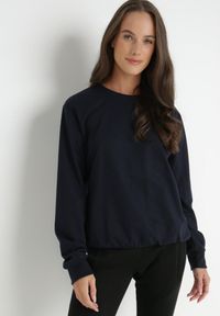 Born2be - Granatowa Bluza Voeum. Okazja: na co dzień, do pracy, na spacer. Kolor: niebieski. Materiał: prążkowany, dresówka, dzianina. Długość rękawa: długi rękaw. Długość: długie. Wzór: kolorowy, gładki, jednolity. Styl: klasyczny, casual #1