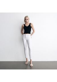 Reserved - Jeansy slim - Biały. Kolor: biały #1