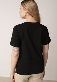 Born2be - Czarny T-shirt z Bawełny z Dłuższym Tyłem i Rozcięciami po Bokach Cordalea. Okazja: na co dzień. Kolor: czarny. Materiał: bawełna. Długość: długie. Styl: casual, elegancki #2