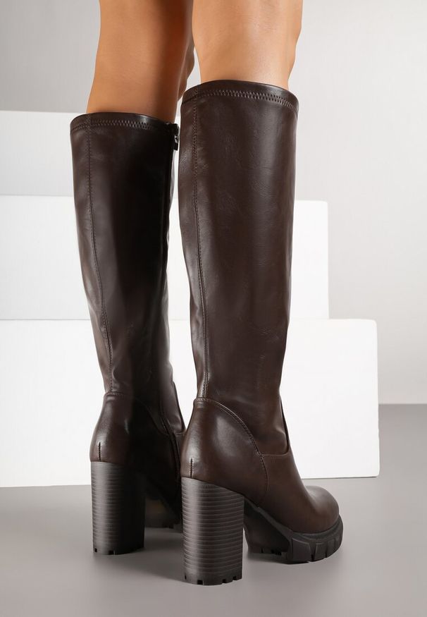 Renee - Brązowe Kozaki na Słupku i Platformie z Dopasowaną Cholewką Latallea. Okazja: na co dzień, na randkę. Zapięcie: zamek. Kolor: brązowy. Materiał: jeans. Szerokość cholewki: normalna. Obcas: na platformie. Styl: elegancki, casual