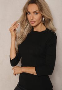 Renee - Czarny Sweter z Wiskozą z Prążkowanego Materiału Ozdobiony Napami Beroma. Okazja: na co dzień. Kolor: czarny. Materiał: wiskoza, materiał, prążkowany. Wzór: aplikacja. Styl: casual, elegancki