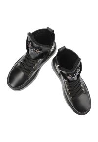 Czarne Sneakersy Karino Damskie Buty Jesienne. Okazja: na spotkanie biznesowe. Kolor: czarny. Materiał: jeans, skóra. Sezon: jesień. Obcas: na obcasie. Styl: elegancki, biznesowy, klasyczny. Wysokość obcasa: średni #8