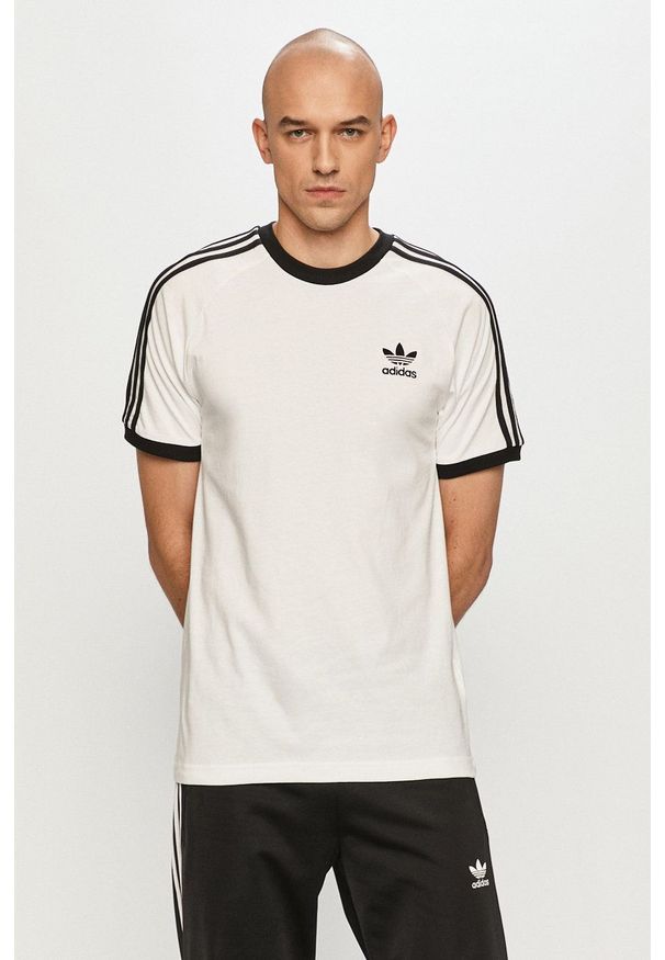 adidas Originals - T-shirt. Okazja: na co dzień. Kolor: biały. Materiał: dzianina. Wzór: gładki. Styl: casual