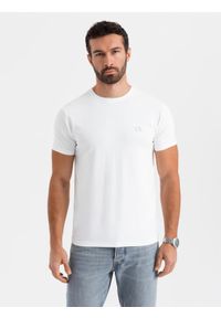 Ombre Clothing - Męski t-shirt SLIM FIT z elastanem i printem – biały V2. Okazja: na co dzień. Typ kołnierza: dekolt w serek. Kolor: biały. Materiał: elastan. Wzór: nadruk. Styl: casual