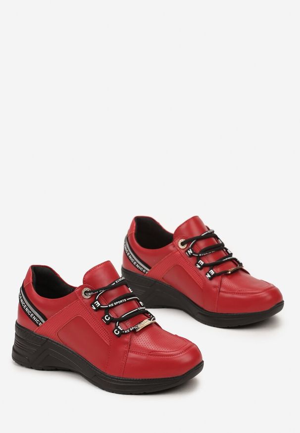Born2be - Czerwone Sneakersy na Niskim Koturnie z Ozdobnymi Napisami ze Skórzaną Wkładką Drilvia. Kolor: czerwony. Materiał: skóra. Wzór: napisy. Obcas: na koturnie