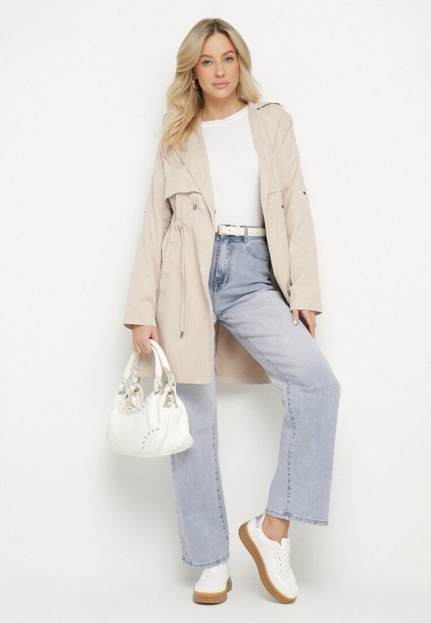 Born2be - Beżowa Kurtka Parka z Klasycznym Kołnierzem Ściągana w Pasie Troczkiem Revapia. Okazja: na spacer, do pracy, na randkę. Kolor: beżowy. Styl: klasyczny