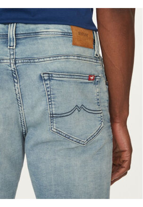 Mustang Szorty jeansowe Chicago 1012672 Niebieski Slim Fit. Kolor: niebieski. Materiał: bawełna