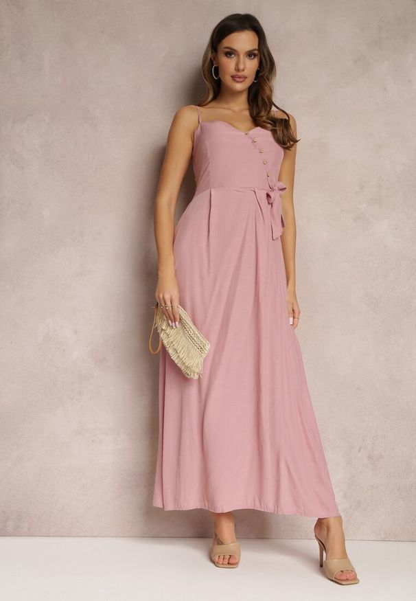 Renee - Jasnoróżowa Sukienka Pallepheu. Kolor: różowy. Długość rękawa: na ramiączkach. Typ sukienki: kopertowe, proste. Długość: maxi