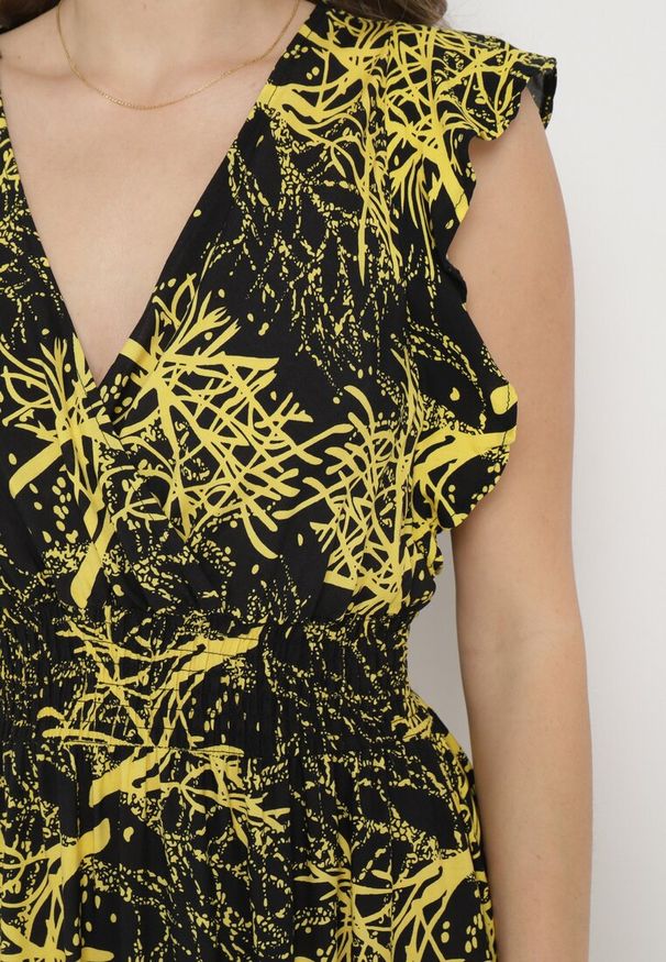 Born2be - Czarno-Żółta Maxi Sukienka Rozkloszowana z Wiskozy z Kopertową Górą Wiracia. Kolor: czarny. Materiał: wiskoza. Typ sukienki: kopertowe. Długość: maxi