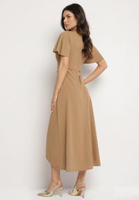 Born2be - Ciemnobeżowa Rozkloszowana Sukienka Ozdobiona Marszczeniem Odallica. Kolor: beżowy. Wzór: aplikacja. Typ sukienki: rozkloszowane. Styl: elegancki #6