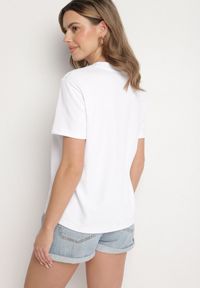 Born2be - Biały T-shirt z Małym Nadrukiem Tenalera. Okazja: na co dzień. Kolor: biały. Wzór: nadruk. Styl: klasyczny, casual, elegancki