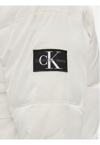 Calvin Klein Jeans Kurtka puchowa J30J324064 Biały Relaxed Fit. Kolor: biały. Materiał: syntetyk, puch