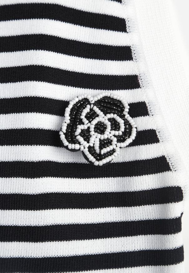 Renee - Biało-Czarny Top z Wiskozy w Paski z Ozdobną Broszką Dinette. Kolor: biały. Materiał: wiskoza. Długość rękawa: bez rękawów. Wzór: paski