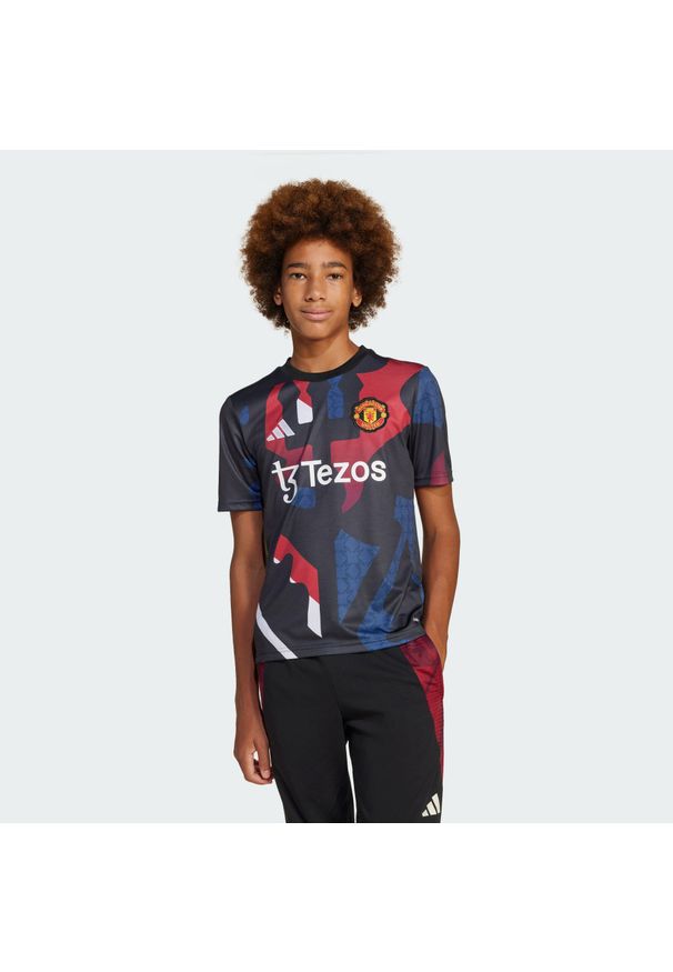 Adidas - Koszulka Manchester United 24/25 Pre-Match Kids. Kolor: czerwony, czarny, wielokolorowy, biały. Materiał: materiał. Sport: piłka nożna