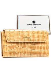 Portfel damski ze skóry ekologicznej w beżowym kolorze z tłoczeniem na wzór skóry krokodyla - Peterson. Kolor: beżowy. Materiał: skóra ekologiczna. Wzór: aplikacja #1