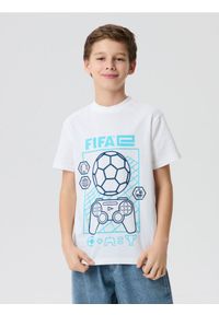 Sinsay - Bawełniana koszulka z krótkim rękawem FIFA - biały. Kolor: biały. Materiał: bawełna. Długość rękawa: krótki rękaw. Długość: krótkie #1